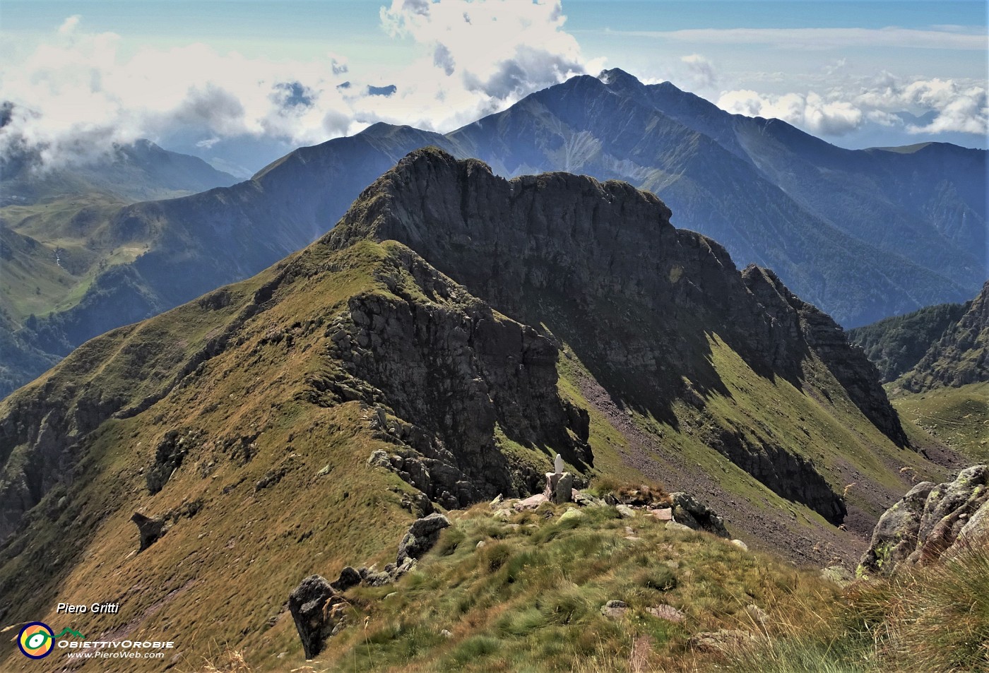 46 Dalla cima del Pietra Quadra vista sulla sottostante bianca Madonnina ....JPG